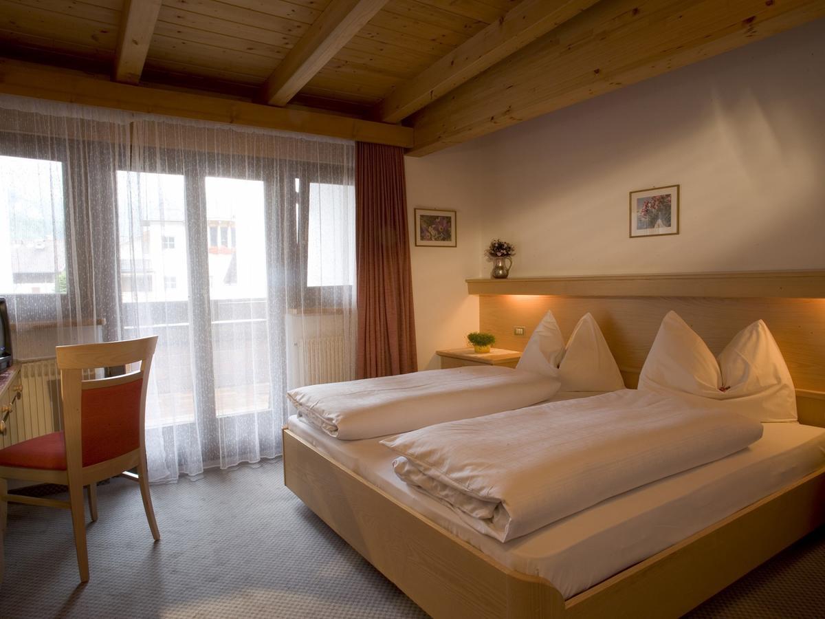 Hotel Christian Corvara In Badia Exterior photo