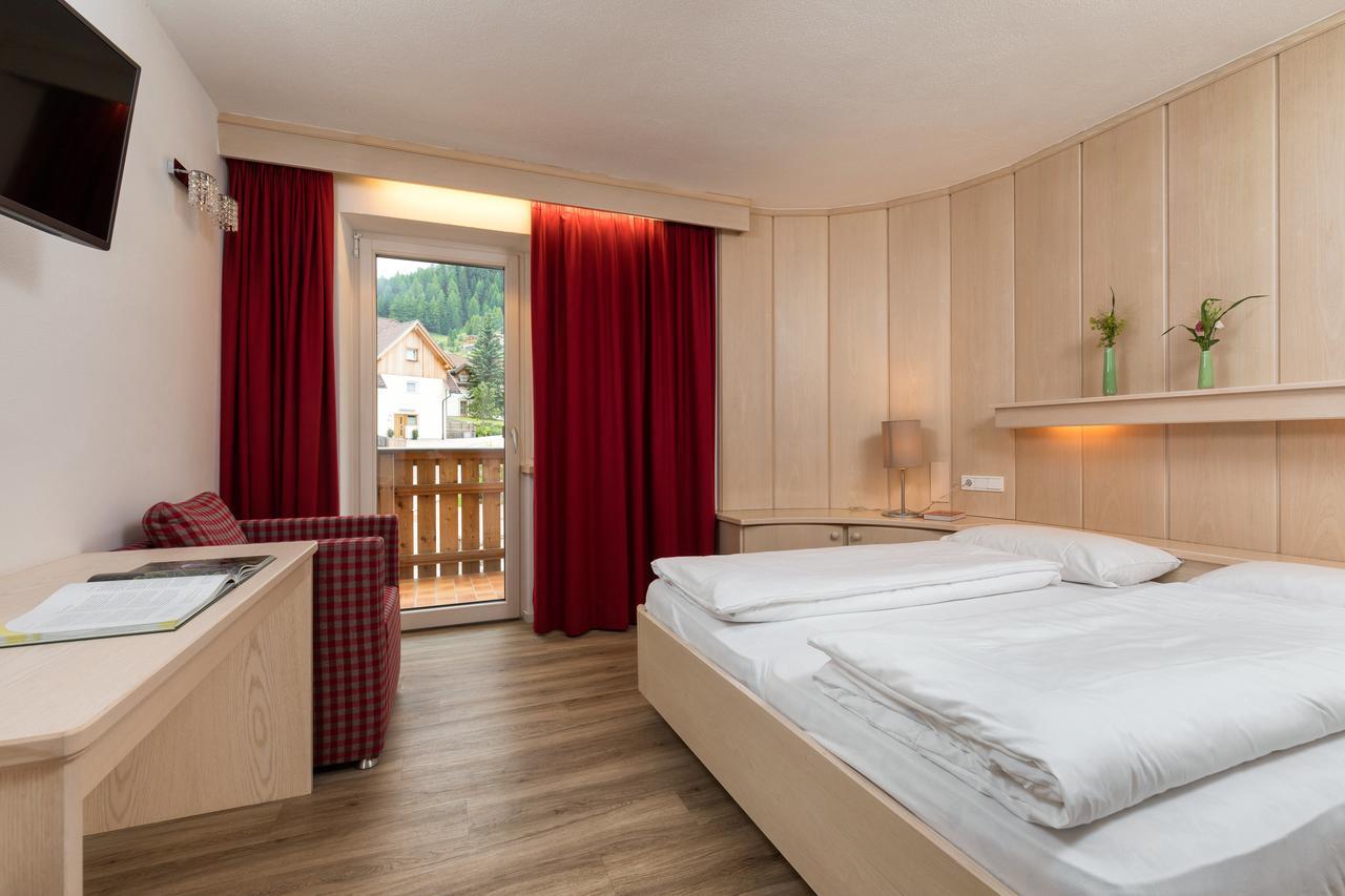 Hotel Christian Corvara In Badia Exterior photo